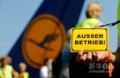9月4日，在德国法兰克福，一名罢工者举起写有“故障”的标语牌。新华社/路透