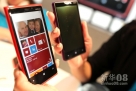 9月5日，在美国纽约，工作人员展示新款诺基亚Lumia 920（左）和Lumia 820智能手机。新华社/法新