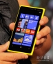 9月5日，在美国纽约，工作人员展示新款诺基亚Lumia 920智能手机。新华社/路透 