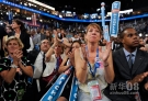 9月4日，在美国北卡罗来纳州夏洛特举行的民主党全国代表大会上，代表们倾听美国第一夫人米歇尔·奥巴马演讲。新华社记者张军 摄