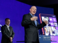 9月5日，在美国纽约，微软首席执行官史蒂夫·鲍尔默（右）介绍以微软“视窗8”手机操作系统为平台的诺基亚新一代智能手机。新华社/路透