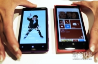 9月5日，在美国纽约，工作人员展示新款诺基亚Lumia 820（左）和Lumia 920智能手机。新华社/法新