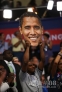9月6日，在美国北卡罗来纳州夏洛特市举行的民主党全国代表大会上，代表们手举总统奥巴马的头像。新华社/法新