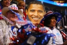 9月6日，在美国北卡罗来纳州夏洛特市举行的民主党全国代表大会上，一名男子高举总统奥巴马的头像。新华社/法新