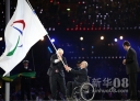 9月9日，伦敦市长鲍里斯·约翰逊（左一）在残奥会旗交接仪式上将会旗交给国际残奥委会主席克雷文（左二）。当日，2012年伦敦残奥会闭幕式在伦敦奥林匹克体育场（“伦敦碗”）举行。  新华社记者王丽莉摄 