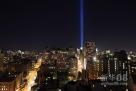 9月10日，在美国纽约曼哈顿世贸中心遗址，两根象征着原世贸中心大楼的光柱照向空中。纽约将于9月11日举办“9·11”恐怖袭击事件11周年纪念仪式。美国白宫10日发表声明说，总统奥巴马当天召开会议，听取高级安全官员汇报，部署“9·11”恐怖袭击11周年安全保卫工作。 新华社/法新