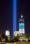 9月10日，在美国纽约曼哈顿世贸中心遗址，两根象征着原世贸中心大楼的光柱照向空中。纽约将于9月11日举办“9·11”恐怖袭击事件11周年纪念仪式。美国白宫10日发表声明说，总统奥巴马当天召开会议，听取高级安全官员汇报，部署“9·11”恐怖袭击11周年安全保卫工作。 新华社/法新 