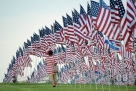 9月9日，一名男子走在美国加利福尼亚州马利布的佩珀代恩大学草坪上竖立的国旗旁。这些国旗代表着在9·11恐怖袭击中不幸遇难的人。 2012年9月11日是9·11恐怖袭击11周年纪念日。新华社/法新