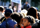 纽约举行“9·11”11周年悼念活动。9月11日，一名孩子在父母的引导下，在纽约世贸中心遗址参加悼念活动。当天，纽约市政府在纽约世贸中心遗址举行“9·11”11周年悼念活动，数千名在“911”事件中遇难者的亲属参加悼念，诵读遇难者的名字，并为死难者进行默哀。新华社记者王雷摄