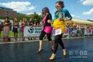 新华社照片，布达佩斯，2012年9月9日    （国际）（6）布达佩斯：穿高跟鞋赛跑    9月8日，在匈牙利首都布达佩斯，一名孕妇穿着高跟鞋参加比赛。    当日，时尚杂志《Glamour》在布达佩斯举行一年一度的高跟鞋赛跑活动，参赛者要穿着高跟鞋跑完100米。　　新华社发
