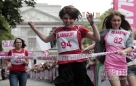 7月14日，由《Glamour》杂志社主办的“2012年高跟鞋赛跑大赛”在圣彼得堡举行。图为选手们在比赛中冲刺。新华社外代图片 北京 2012年7月18日 新华社/俄新 XINHUA/RIA Novosti  