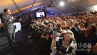     9月12日，荷兰看守首相马克·吕特（左）在海牙向支持者发表讲话。
    荷兰看守首相马克·吕特13日凌晨宣布他领导的自民党赢得前一天举行的议会二院选举。
    新华社/美联 
