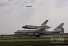 9月19日，一架特制波音747型客机“背”着“奋进”号航天飞机降落在美国埃灵顿空军基地。新华社 宋穹 摄