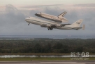 9月19日，“奋进”号“趴”在一架经过改装的波音747飞机上飞离美国佛罗里达州肯尼迪航天中心。新华社/路透