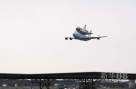 9月19日，一架特制波音747型客机“背”着“奋进”号航天飞机飞临美国休斯敦上空。新华社 宋穹 摄