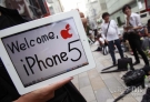 9月21日，人们在日本东京银座的苹果专卖店外等候购买iPhone5手机。新华社/路透