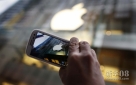 9月21日，一名路人在澳大利亚悉尼的苹果专卖店外用三星Galaxy手机拍摄“苹果”标识。新华社/路透 