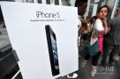9月20日，迫不及待的苹果产品爱好者在纽约第五大道苹果产品旗舰店通宵排队，等待购买苹果公司新手机iPhone5。iPhone5将于美国东部时间21日上午8时正式开始零售。新华社记者王雷摄