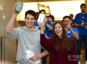 9月21日，在澳大利亚悉尼的苹果旗舰店，第一名顾客詹姆斯（左）和塔姆辛举着刚刚购买到的苹果iPhone5手机。新华社/法新