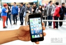 9月21日，顾客在澳大利亚悉尼的苹果旗舰店外排队等待购买苹果iPhone5手机。新华社/法新
