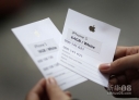 9月21日，顾客拿着订购卡在澳大利亚悉尼的苹果专卖店外等候购买iPhone5。新华社/路透 