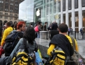 9月20日，苹果产品爱好者在美国纽约第五大道苹果产品旗舰店前准备通宵排队。新华社记者王雷摄