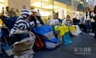 9月20日，在澳大利亚悉尼的苹果公司旗舰店外，人们排队等待iPhone5手机上市。新华社/法新 