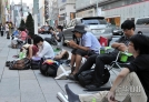 9月20日，在日本东京的一家苹果公司商店外，人们排队等待iPhone5手机上市。新华社/法新  
