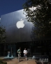 9月18日，在美国加利福尼亚州洛杉矶，两名男子从一家苹果公司店面走过。苹果公司股价当日首次收于700美元之上。新华社/路透 
