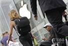 9月18日，在美国纽约，顾客等待购买新一代iPhone5智能手机。美国苹果公司的股票价格当日首次收于每股700美元以上。 新华社/路透 
