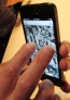 苹果公司的一位经理展示iPhone 5。9月12日，美国苹果公司在旧金山举行新产品发布会，发布了新一代智能手机iPhone 5、新一代iPod nano音乐播放器等。新华社/EPA欧新  