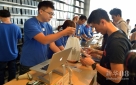9月21日，顾客在香港唯一的一家苹果产品专卖店购买手机。新华社记者陈晓伟摄