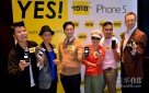 9月21日，首批顾客在展示iPhone 5手机。新华社记者陈晓伟摄
