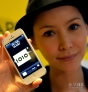 9月21日，一名顾客在展示iPhone 5手机。新华社记者陈晓伟摄