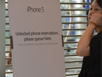21日早8时，苹果iPhone 5在香港中环店正式开售。由于是预订制，现场并没有太多人排队。香港16GB版iPhone 5售价5588港元，另外32GB版及64GB版分别售6388/7188港币。
