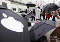 9月21日，顾客在日本东京银座的苹果专卖店外等候购买iPhone5。新华社/路透 