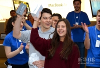 9月21日，在澳大利亚悉尼的苹果旗舰店，第一名顾客詹姆斯（左）和塔姆辛举着刚刚购买到的苹果iPhone5手机。新华社/法新