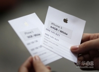 9月21日，顾客拿着订购卡在澳大利亚悉尼的苹果专卖店外等候购买iPhone5。新华社/路透 