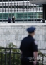 9月24日，安保人员在纽约联合国总部的建筑物顶部警戒。新华社记者 申宏 摄  