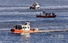 9月24日，美国海岸警卫队的巡逻船在纽约联合国总部东侧的纽约东河上巡逻警戒。新华社记者 申宏 摄  