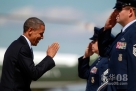 9月24日，在美国首都华盛顿附近的安德鲁斯空军基地，美国总统奥巴马（左）登上“空军一号”前向工作人员致意。新华社/路透