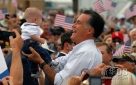 9月24日，在美国科罗拉多州普韦布洛，美共和党总统候选人罗姆尼在竞选集会上抱起一名儿童。新华社/路透