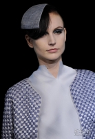9月23日，在意大利米兰2013春夏时装周时装秀中，模特展示意大利设计师乔治·阿玛尼的作品。新华社/EPA欧新