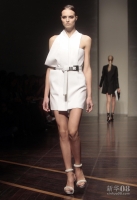 9月24日，在意大利米兰2013春夏时装周时装秀中，模特展示詹弗兰科·费雷设计的作品。新华社/EPA欧新