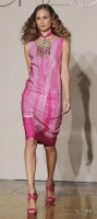 9月24日，在意大利米兰2013春夏时装周时装秀中，模特展示洛伦佐·里瓦设计的作品。新华社/EPA欧新