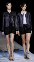 9月23日，在意大利米兰2013春夏时装周时装秀中，模特展示意大利设计师乔治·阿玛尼的作品。新华社/EPA欧新