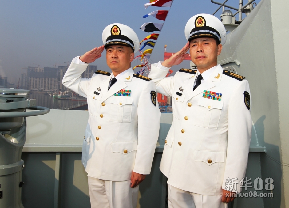 中国第一艘航空母舰"辽宁舰"舰长张峥(左),政治委员梅文(右),他们都是