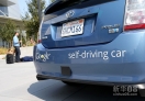 9月25日，一辆谷歌自动驾驶汽车在美国加利福尼亚州芒廷维尤的谷歌总部进行展示。新华社/法新  
