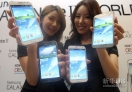 9月26日，在韩国首都首尔，模特在三星GALAXY NOTE II智能手机发布仪式上展示这款产品。新华社/法新 
