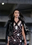 9月26日，模特在巴黎时装周上展示法国品牌Alexis Mabille2013春夏新品成衣。新华社记者高静摄  